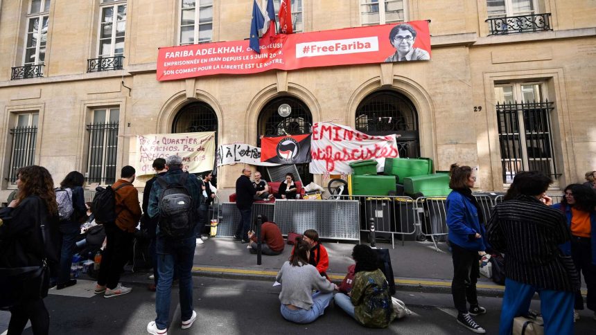 تركيا تستدعي السفير الفرنسي للاحتجاج على "الدعاية السوداء في شوارع فرنسا"