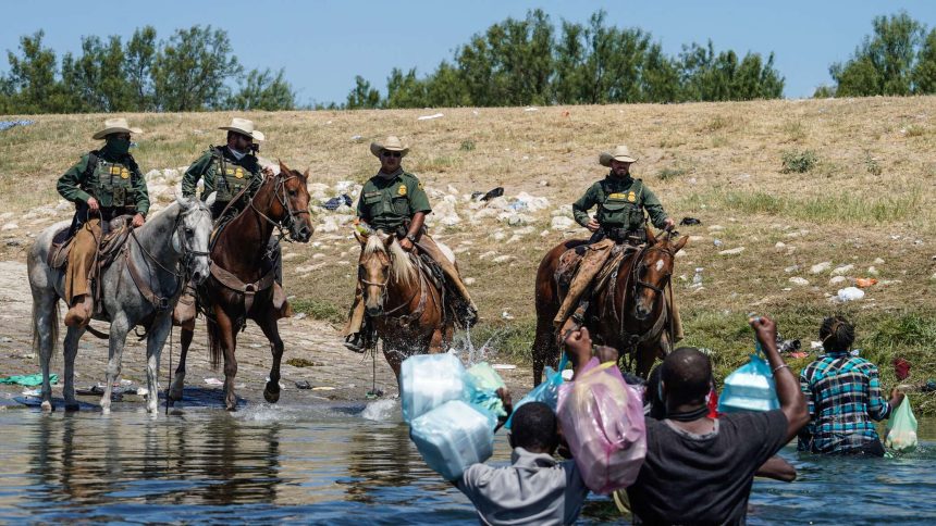 تقوم الولايات المتحدة ببناء معسكر كبير في تكساس ، استعدادًا لاستقبال آلاف المهاجرين