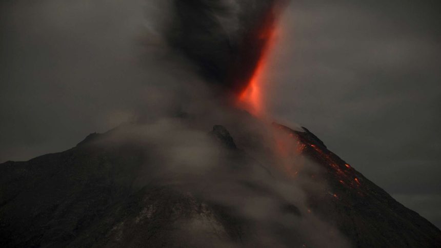 ثار بركان جبل سيميرو الإندونيسي 22 مرة في الساعات الست الماضية