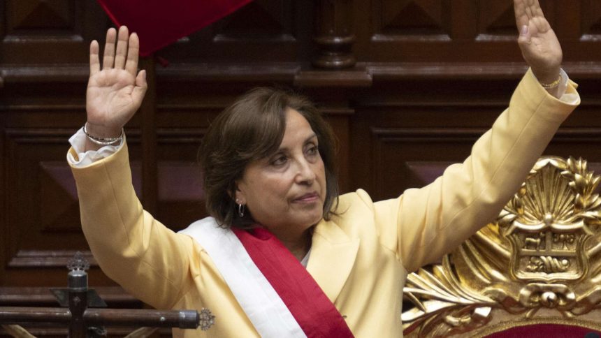 رئيسة بيرو تدعو البرلمان لتقديم موعد الانتخابات وتؤكد أنها لن تستقيل