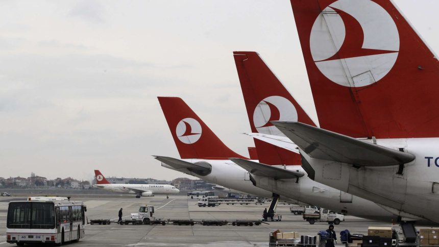 علقت الحركة الجوية في مطار اسطنبول بعد وقوع انفجار