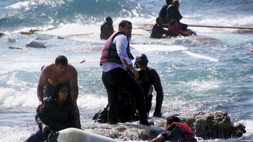 عمليات بحث وإنقاذ في القناة الإنجليزية ، بعد أنباء عن حادث قارب يقل مهاجرين