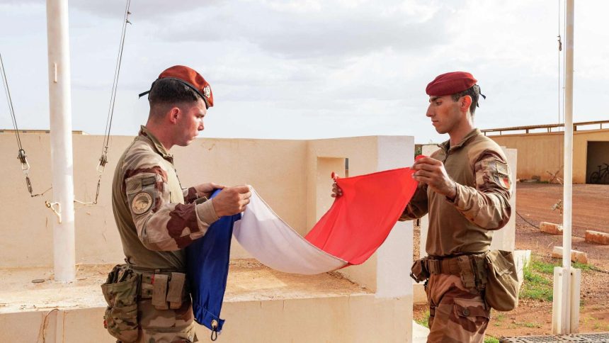 فرنسا تعلن رحيل آخر جندي لها من وسط إفريقيا