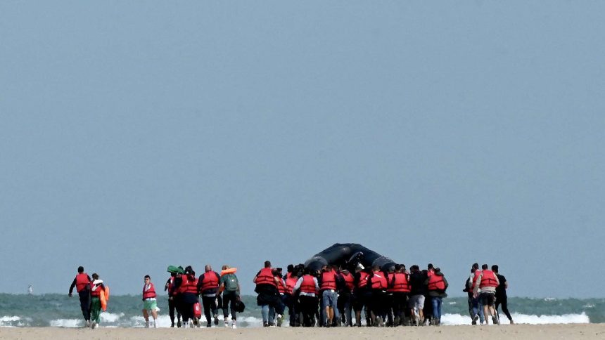 قتلوا 4 مهاجرين وإنقاذ 43 آخرين من قارب غرق في القناة الإنجليزية