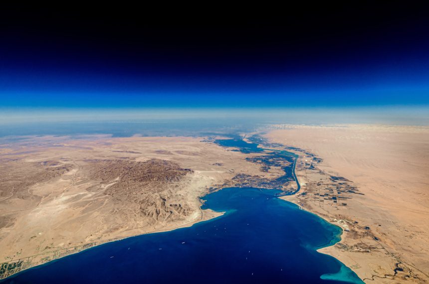 كم بلغت إيرادات قناة السويس المصرية عام 2022؟