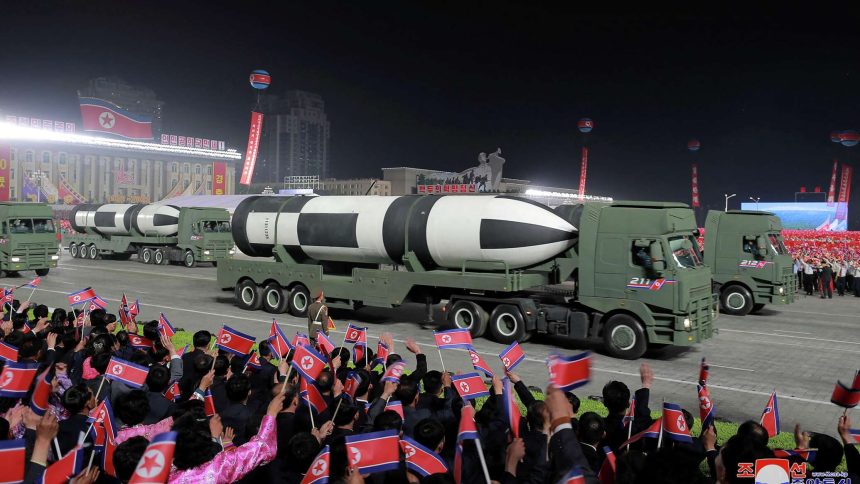 كوريا الشمالية تختبر محركًا يعمل بالوقود الصلب بقوة الدفع بحثًا عن "نوع جديد من الأسلحة الاستراتيجية"
