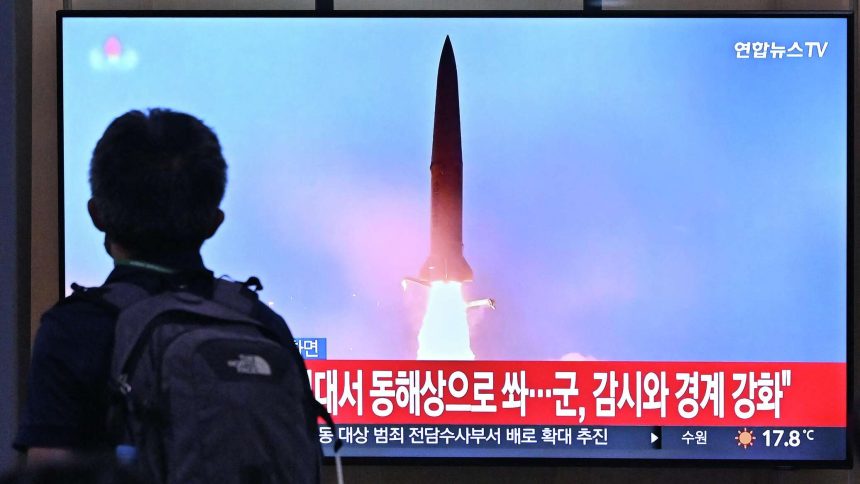 كوريا الشمالية تطلق صاروخا باليستيا في بحر اليابان