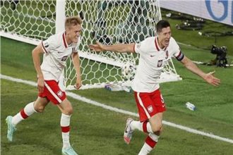 لحظة فرحة ليفاندوفسكي ولاعبي بولندا بهدف الدوسري في المكسيك
