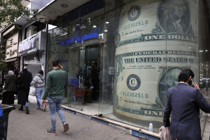 مصر.. خبير يكشف مفاجأة حول سعر الدولار مقابل الجنية خلال الفترة القادمة