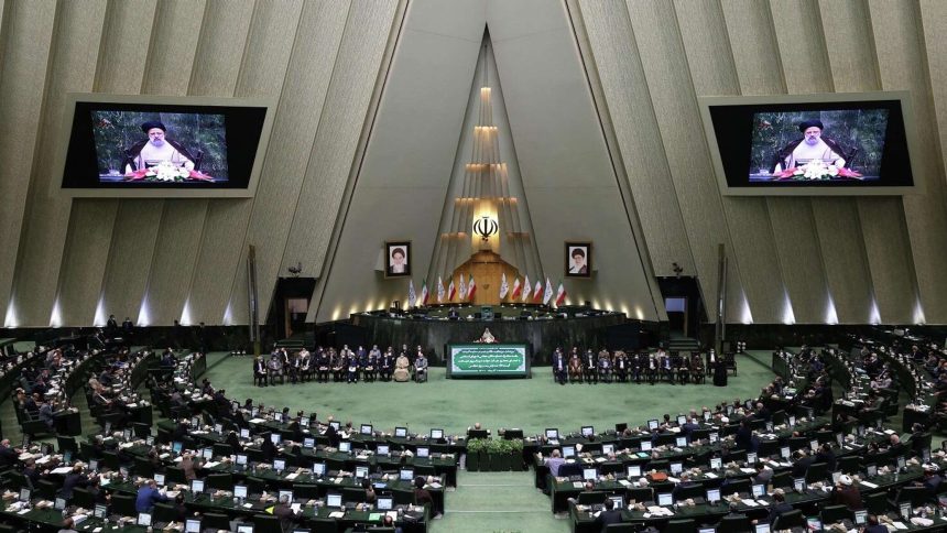 نفت لجنة الأمن القومي في البرلمان الإيراني نية طهران تقديم تنازلات في المفاوضات النووية