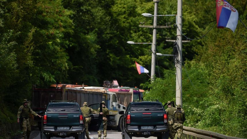 وتقول مهمة قوة كوسوفو التي يقودها الناتو إنها تعزز وجودها وتقوم بدوريات في شمال البلاد.