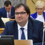 وزير التنمية الرقمية الروسي: لدينا 100،000 مهاجر كمبيوتر في الخارج