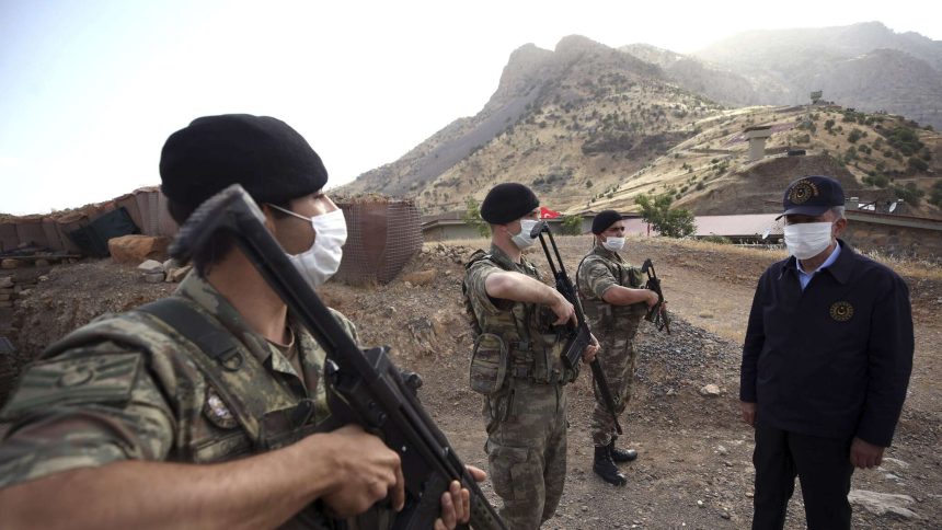 وزير الدفاع التركي ورئيس الأركان وقادة القوات البحرية والبرية يتفقدون القوات على الحدود السورية.