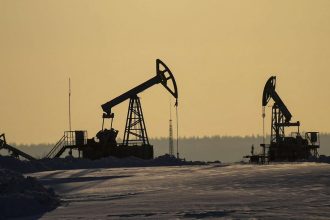 وسائل إعلام غربية تحذر من "قفزة" في أسعار النفط بسبب تحديد سقف لأسعار النفط الروسي