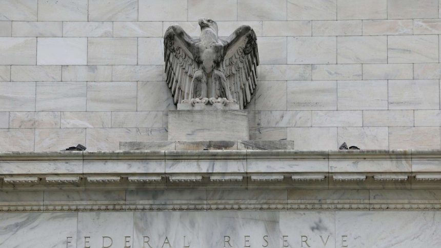 يرفع الاحتياطي الفيدرالي الأمريكي أسعار الفائدة بمقدار 50 نقطة أساس