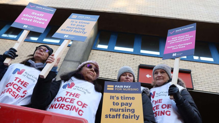 يشل إضراب تاريخي قطاع الرعاية الصحية في بريطانيا العظمى للمطالبة برفع الأجور