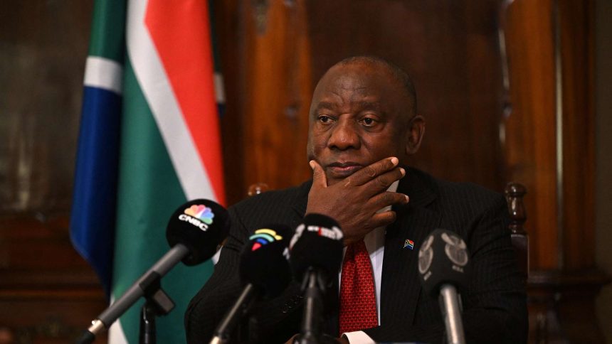يصوت برلمان جنوب إفريقيا اليوم على اقتراح بالمضي قدما في إجراءات عزل رئيس الجمهورية بتهمة الفساد