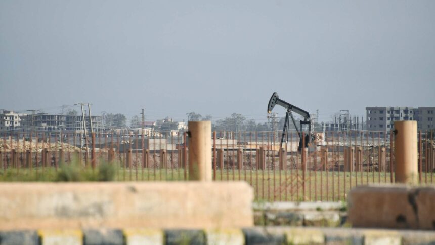 صحيفة: إيران ترفع سعر النفط المباع لسوريا إلى مستويات السوق