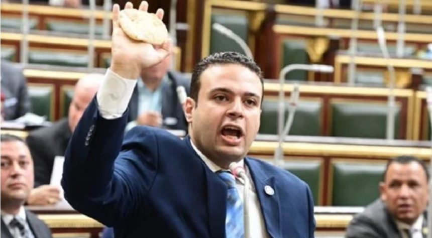 "روسيا ليست السبب."  اعتداء على وزير التموين المصري بـ "خبز" أصغر من كف يده