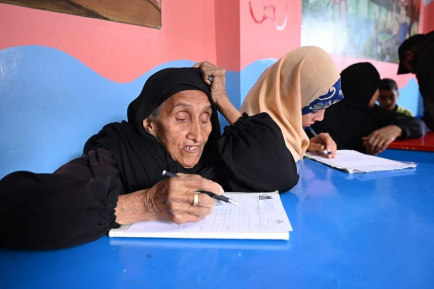 "تقترب من 90" ... شيخ مصري يأمل في الحصول على "شهادة ميلاد جديدة" (صور)