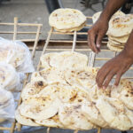 الحكومة المصرية تتحدث عن بيع الخبز بـ