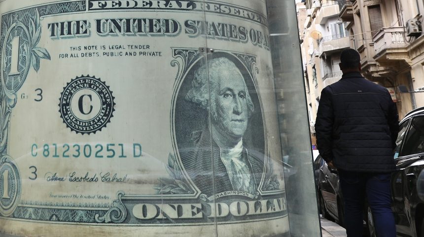 الدولار يكسر الأرقام القياسية في مصر أمام الجنيه ويصل إلى مستوى تاريخي