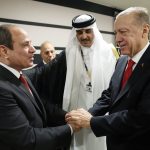 الرئاسة التركية تعلق على العلاقات مع مصر ومصافحة السيسي وأردوغان التاريخية