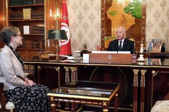الرئيس التونسي يقيل وزير التجارة وترويج الصادرات