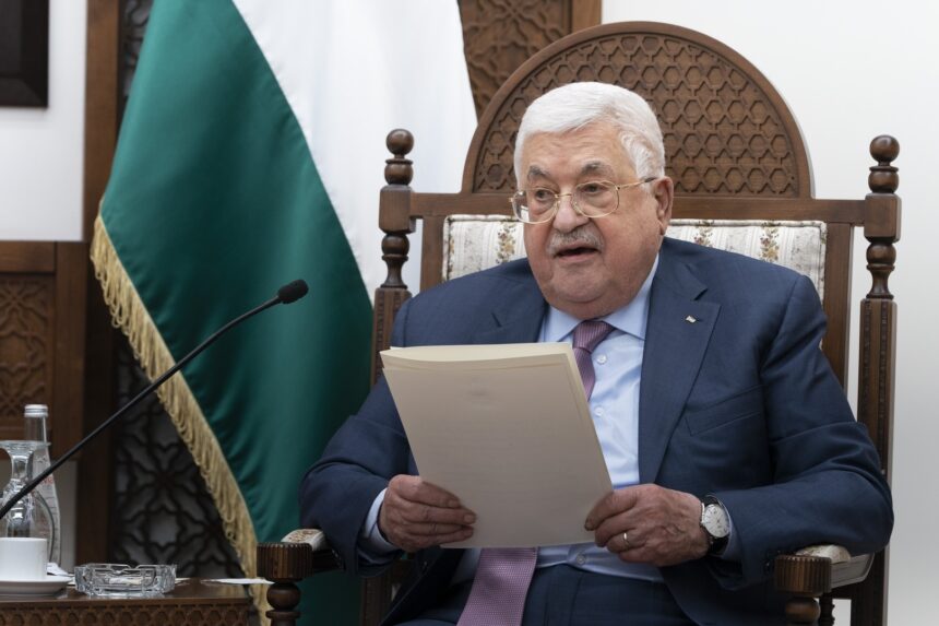 الرئيس الفلسطيني يصل إلى مصر للمشاركة في قمة ثلاثية