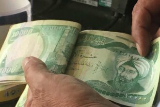 خبير عراقي: تغيير قيادة البنك المركزي قد ينقذ الدينار من الانهيار