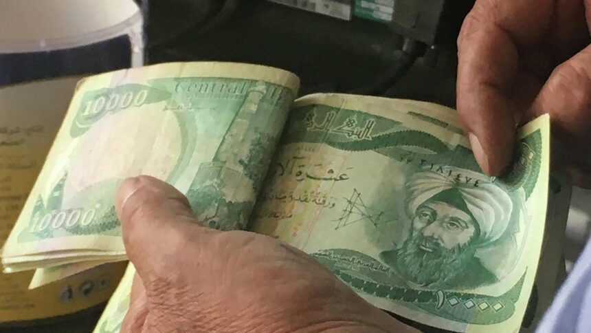 خبير عراقي: تغيير قيادة البنك المركزي قد ينقذ الدينار من الانهيار
