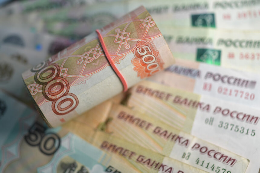 "رصاصة الرحمة على الدولار" .. كيف تلقى المصريون اعتماد روسيا للجنيه المصري؟