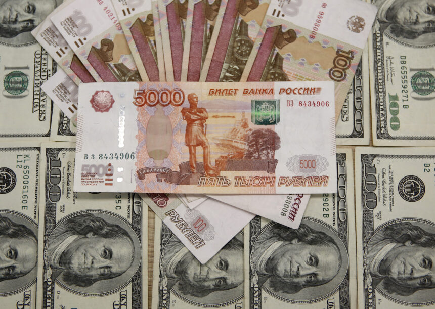 روسيا توجه ضربة قوية للدولار عبر مصر وقطر والإمارات!