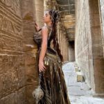 عارضة أزياء تروّج للسياحة في مصر بملابس مثيرة