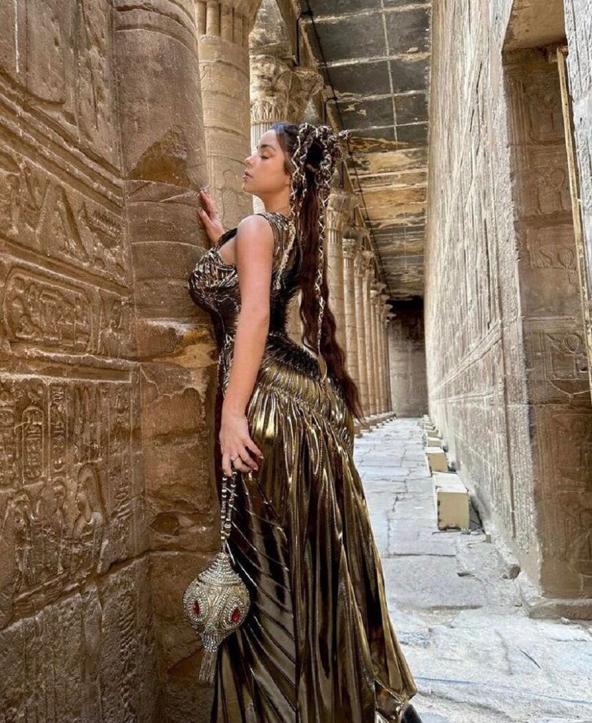 عارضة أزياء تروّج للسياحة في مصر بملابس مثيرة