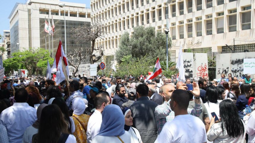 ويشهد لبنان مظاهرات جديدة أمام البنك المركزي واستمرار انهيار الليرة.
