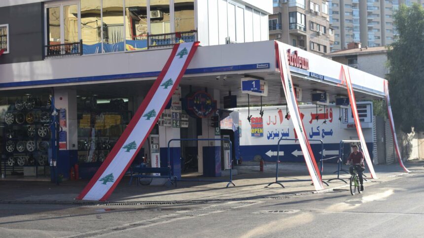 يتسبب انهيار الليرة اللبنانية في ارتفاع كبير في أسعار المحروقات
