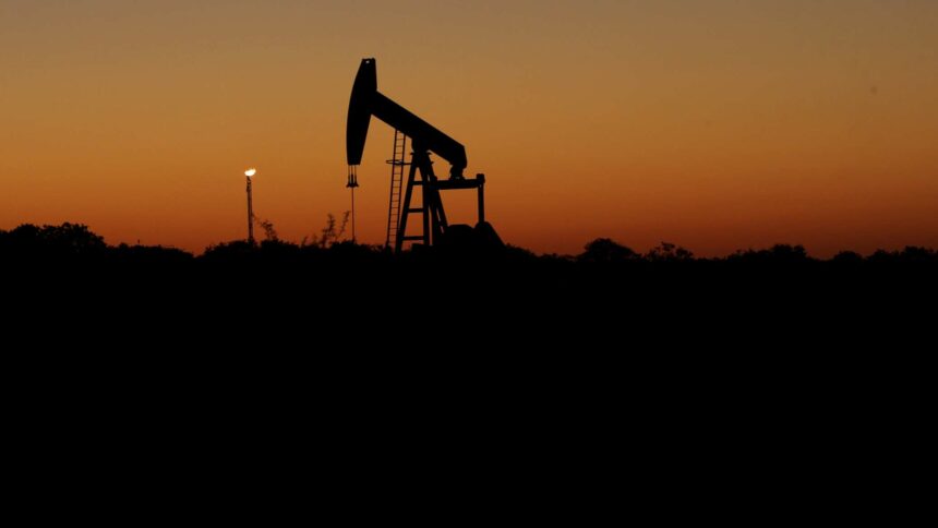 يرتفع النفط بدعم من البيانات الاقتصادية الأمريكية القوية.