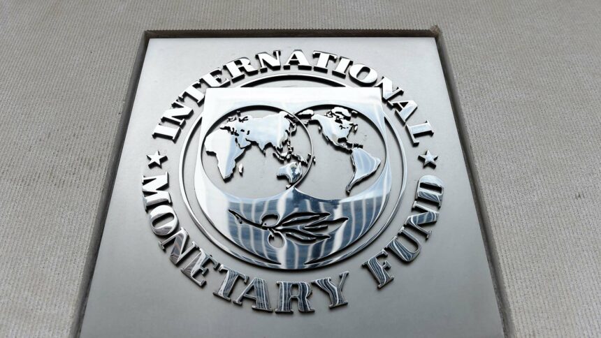 يناقش صندوق النقد الدولي تزويد أوكرانيا بمليارات الدولارات.