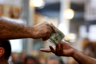 هل سيتمكن العراق من منع عملته من الانهيار أمام الدولار؟