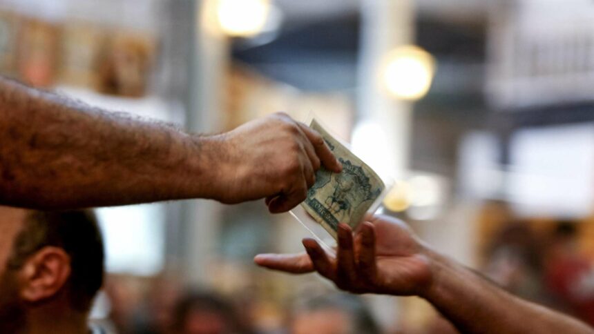 هل سيتمكن العراق من منع عملته من الانهيار أمام الدولار؟