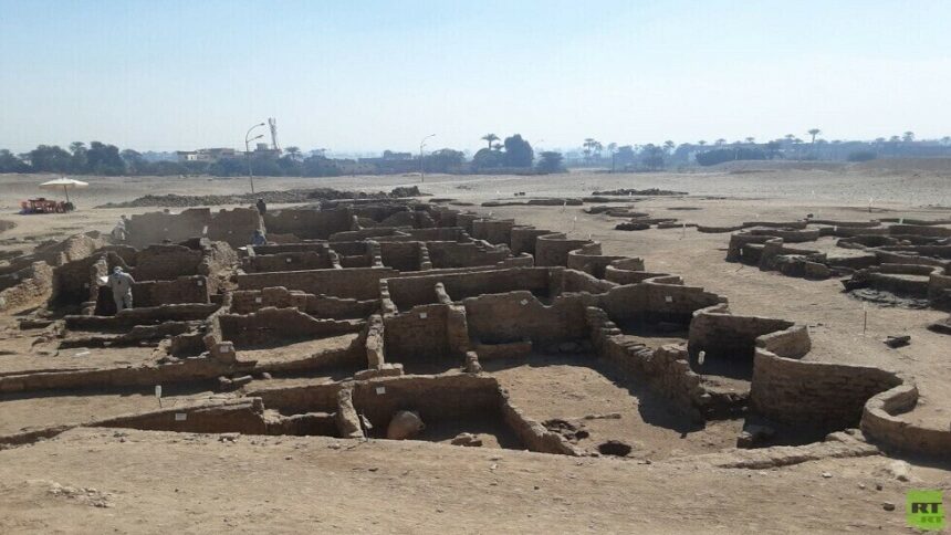 الآثار المصرية تقع في أكبر عملية نصب (صور)