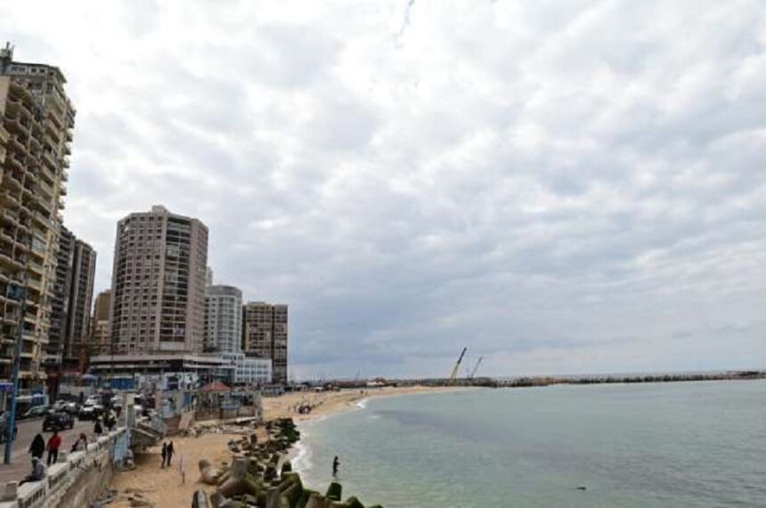 مسؤول مصري: انحسار مياه البحر المتوسط في الإسكندرية مرتبط بزلزال تركيا (صور)