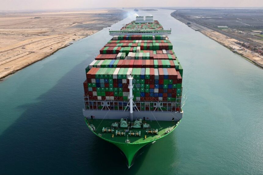 أحدث سفينة في العالم تعبر قناة السويس (صور)
