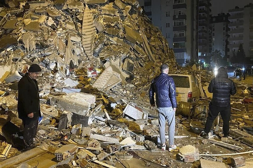 الإعلان عن وجود مصريين تحت الأنقاض في زلزال تركيا