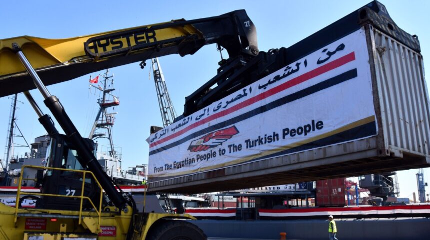 الجيش المصري يعلن إرسال سفينة مساعدات إلى تركيا وسوريا