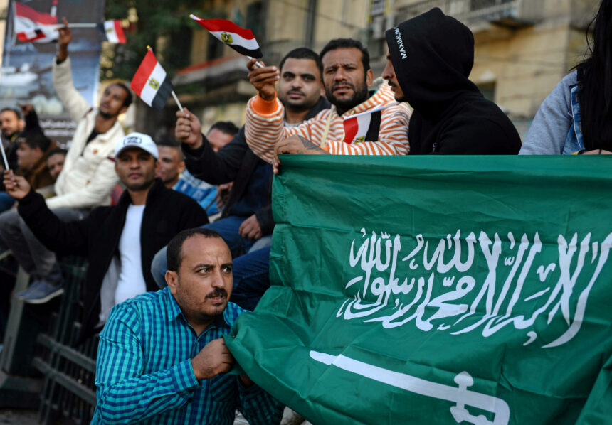 "الملكية" تثير الجدل في مصر.  معدلات "غير دستورية" تجبر الحجاج والمعتمرين على استخدام "الباركود" للسفر إلى المملكة العربية السعودية