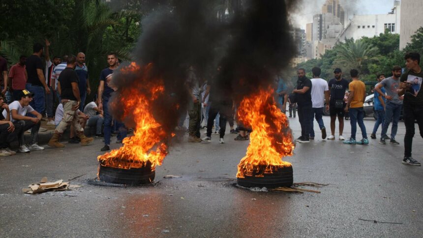 المودعون يهاجمون عدة بنوك لبنانية في بيروت ويحاولون حرقها