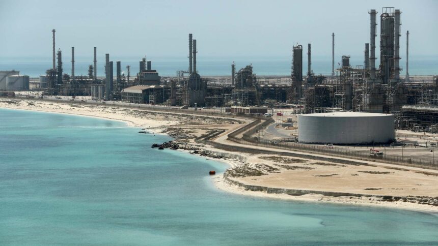 السعودية تعلن تمديد التخفيض الطوعي لإنتاج النفط حتى نهاية مارس المقبل