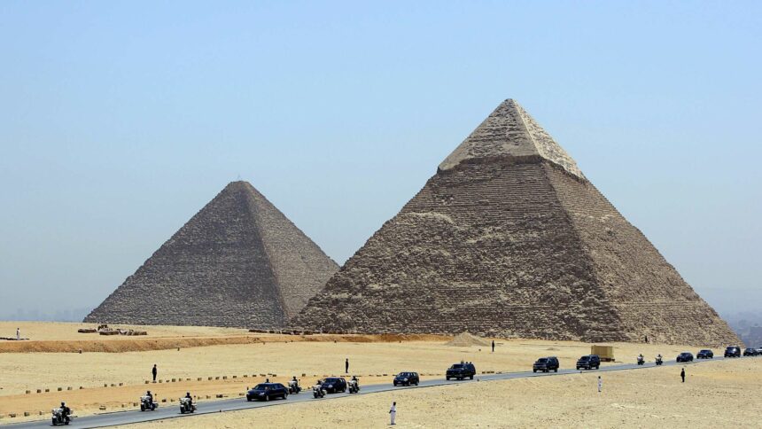 خبراء: انخفاض قيمة الجنيه يعزز السياحة العربية إلى مصر ويبدأ السائحون الروس في العودة